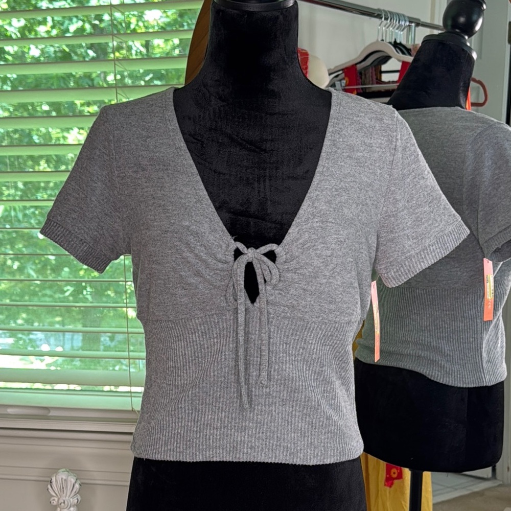 Colsie Gray Tie-Front Crop T-Shirt